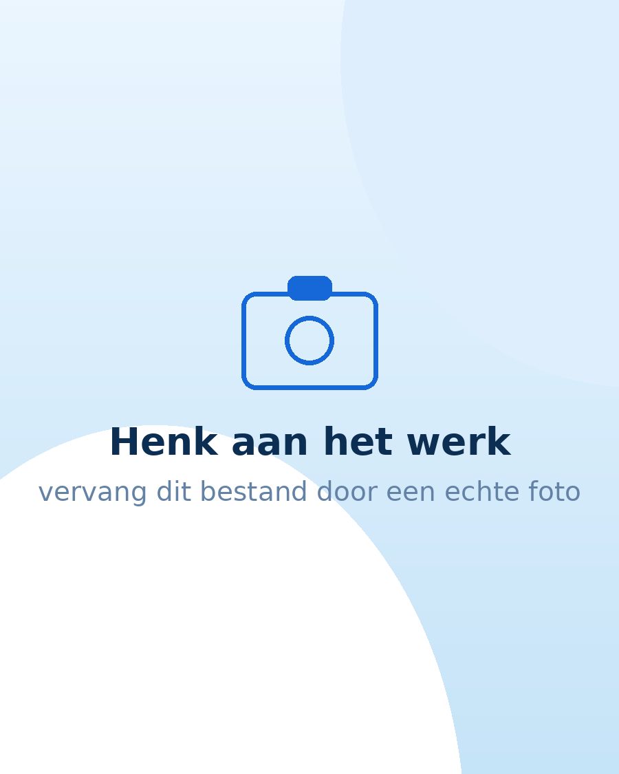 Henk aan het werk aan een kozijn